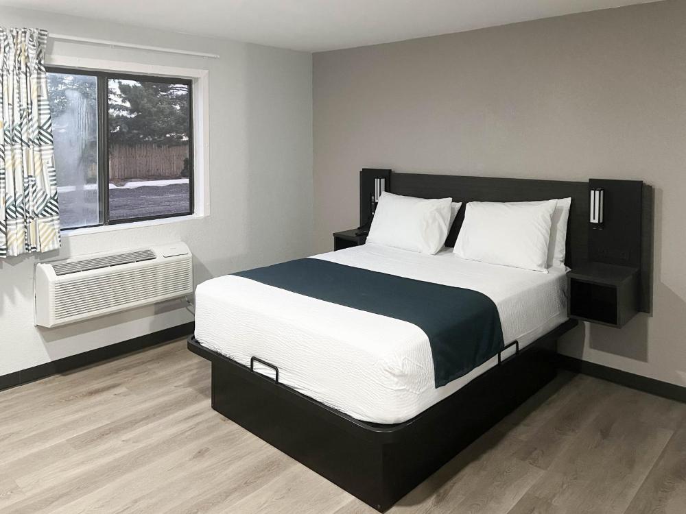 Deluxe Queen Room interior