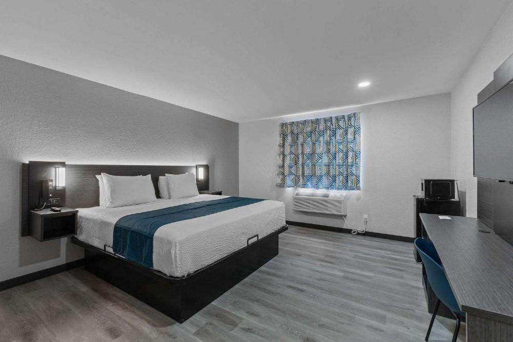King Room - Non-Smoking interior